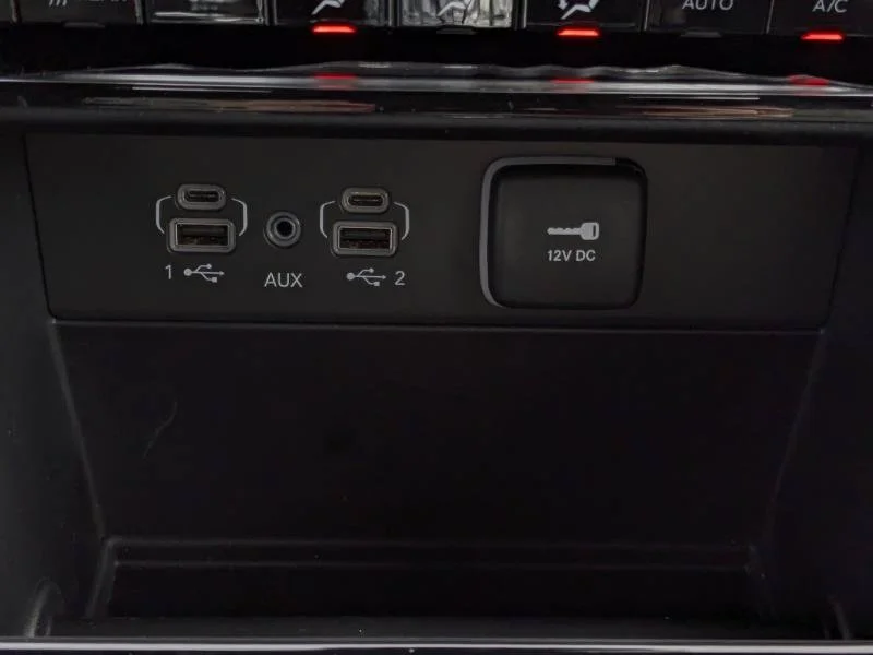 New 2025 White Jeep Limited - - 4x4 - Second row heated seats - Dual Pano Sunroof - Int FAM CAM & More! image 22