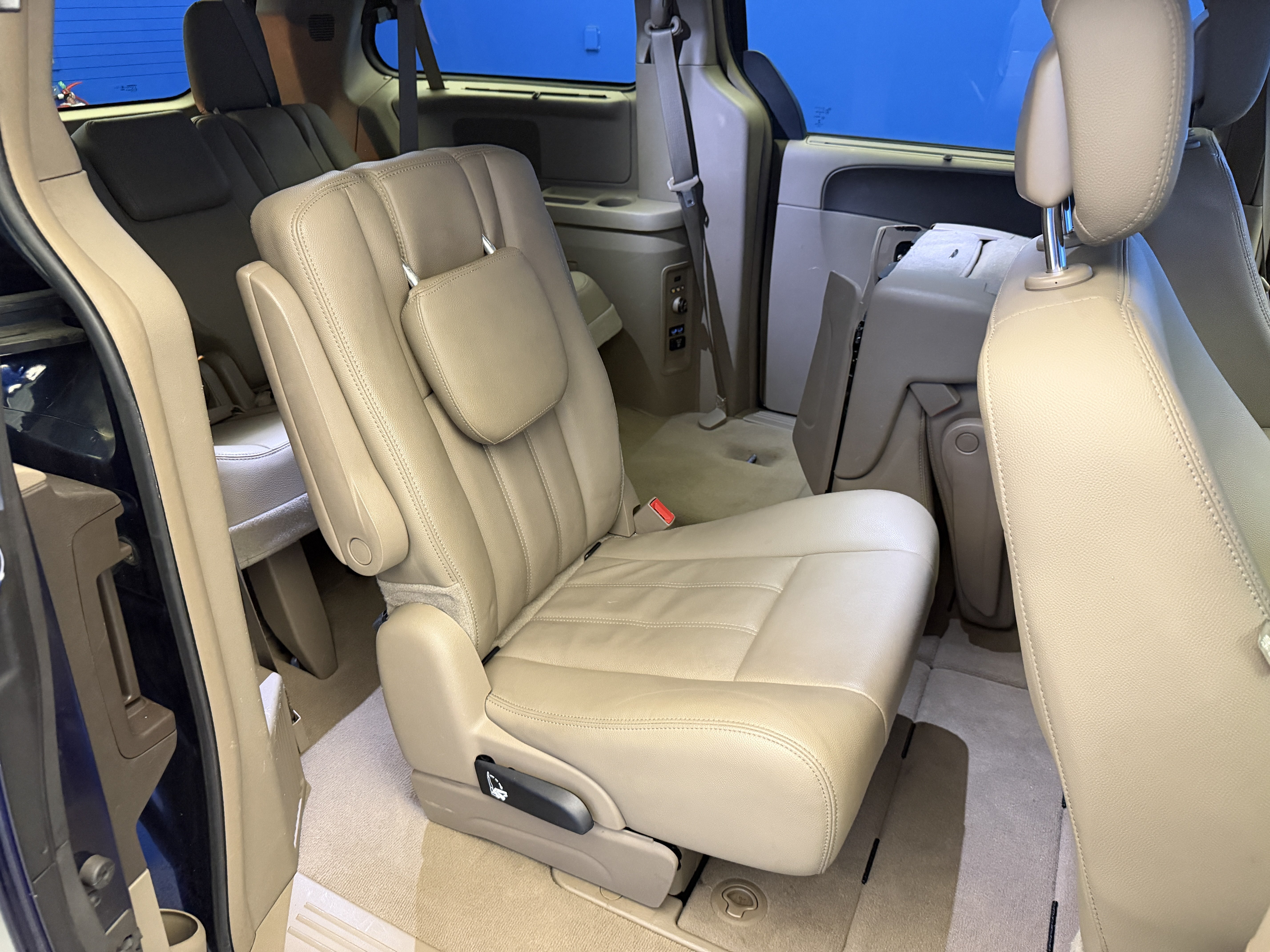 Used 2015 True Blue Pearlcoat Chrysler Touring image 29