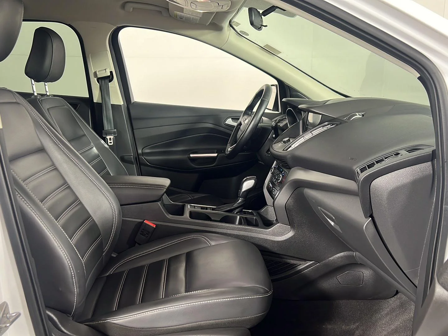 Used 2019 Oxford White Ford SEL image 22