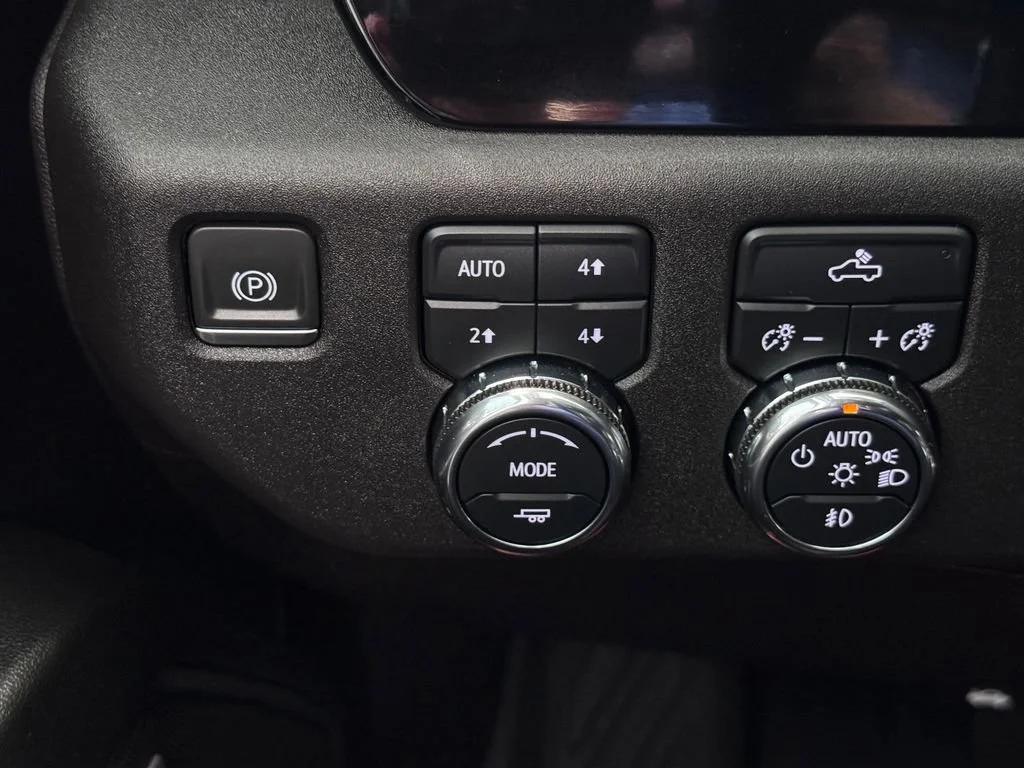 Used 2024 Summit White GMC Elevation image 27
