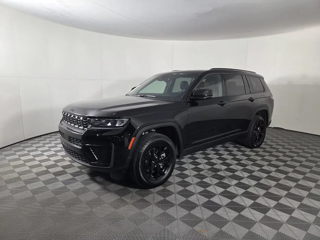 New 2026 Diamond Black Crystal Pearl-Coat Exterior Paint Jeep Laredo Altitude image 4