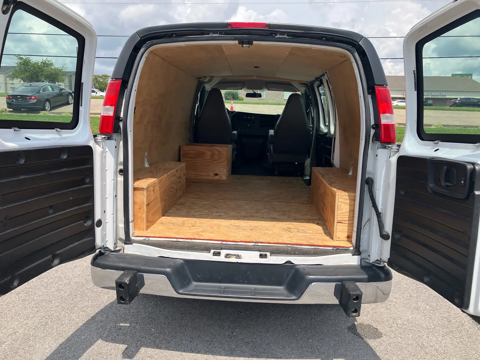 Used 2022 Summit White GMC  image 7
