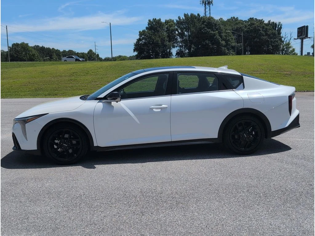 New 2025 Snow White Pearl Kia GT-Line Turbo image 2