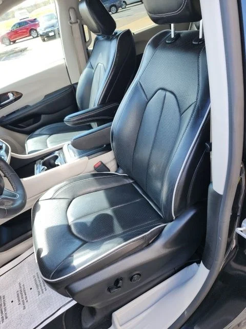 Used 2023 Brilliant Black Crystal Pearlcoat Chrysler Limited image 26