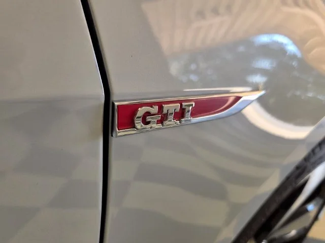 Used 2019  Volkswagen 2.0T SE image 18