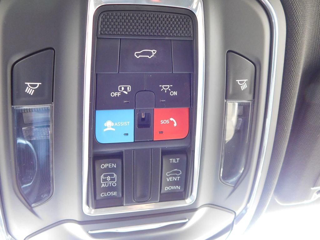 Used 2024 White Jeep Altitude image 39
