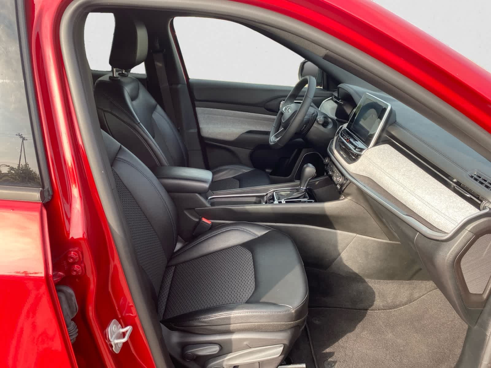 Used 2025 Red Hot Pearlcoat Jeep Latitude image 21