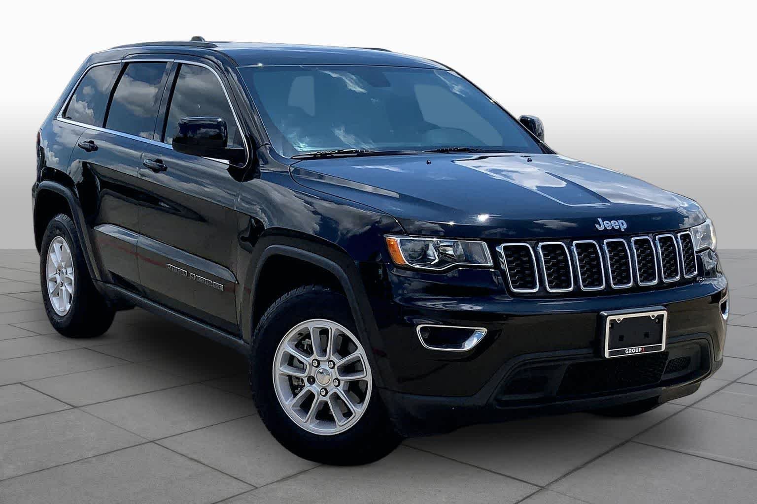 Used 2018 Diamond Black Crystal Pearlcoat Jeep Laredo image 3