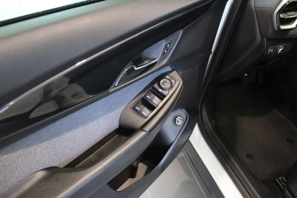 Used 2025 White Chevrolet LT image 28
