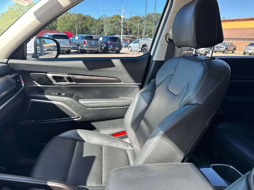 Used 2025 White Kia S image 26