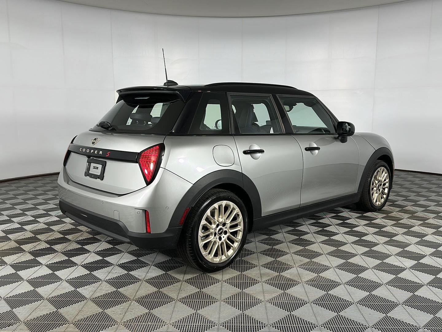 Used 2026 Melting Silver III Metallic MINI Cooper image 17