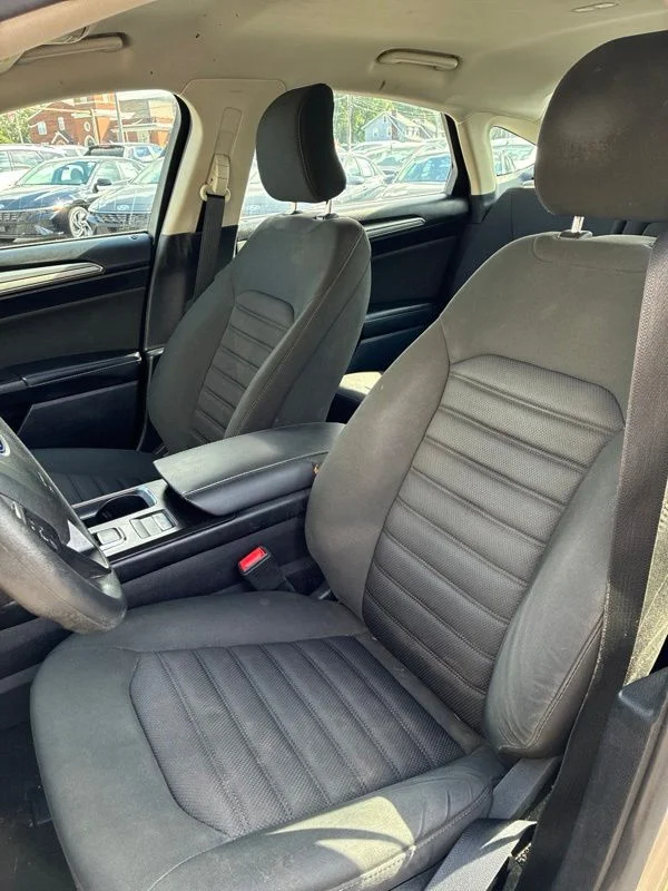 Used 2018 Gold Ford SE image 9