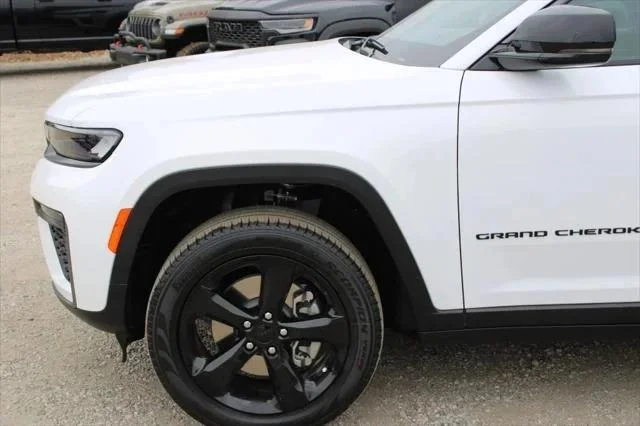 New 2026 Bright White Clear-Coat Exterior Paint Jeep Limited image 7