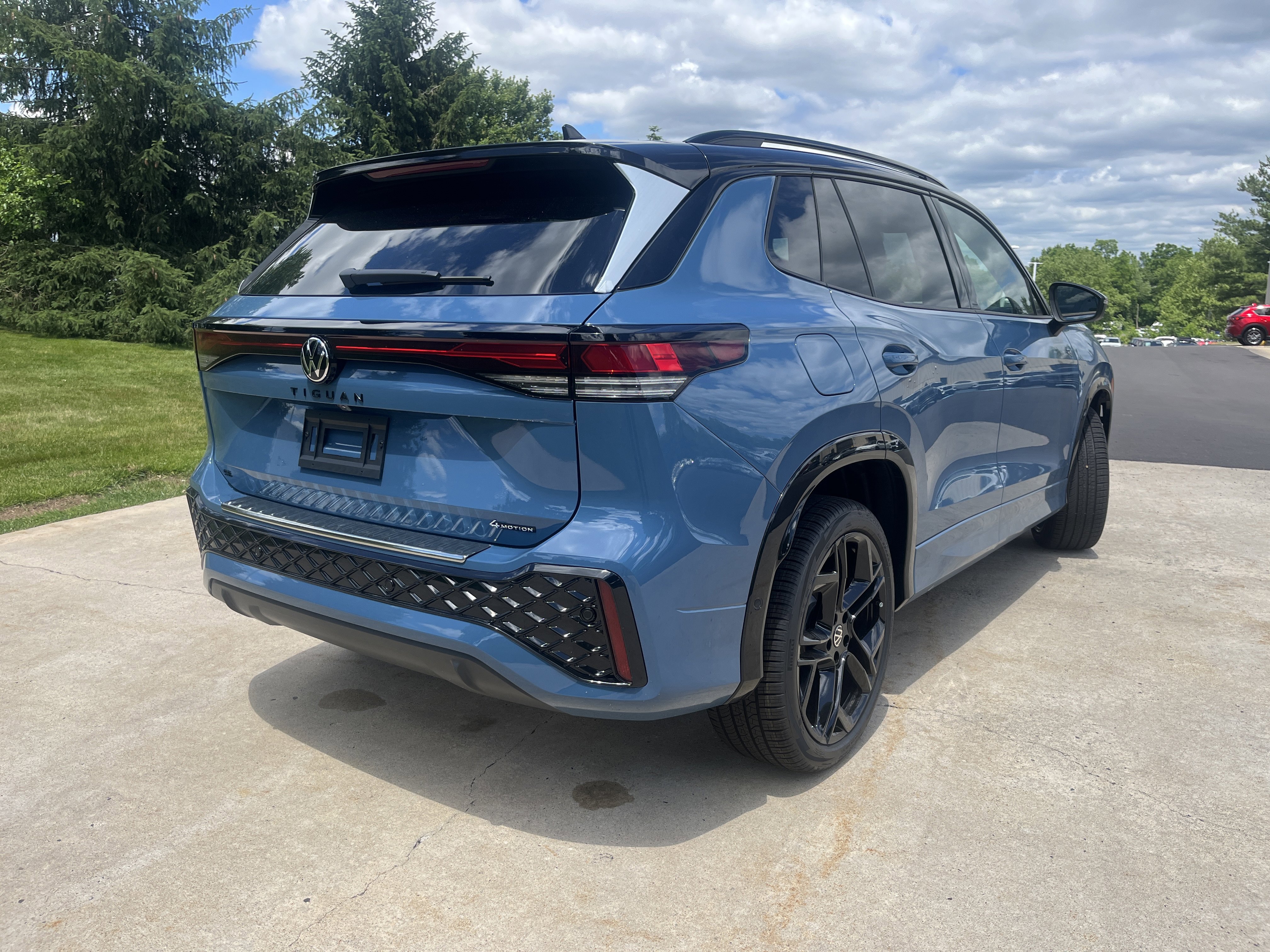 New 2026 Monterey Blue w/Deep Black Roof Volkswagen SE R-Line Black image 13