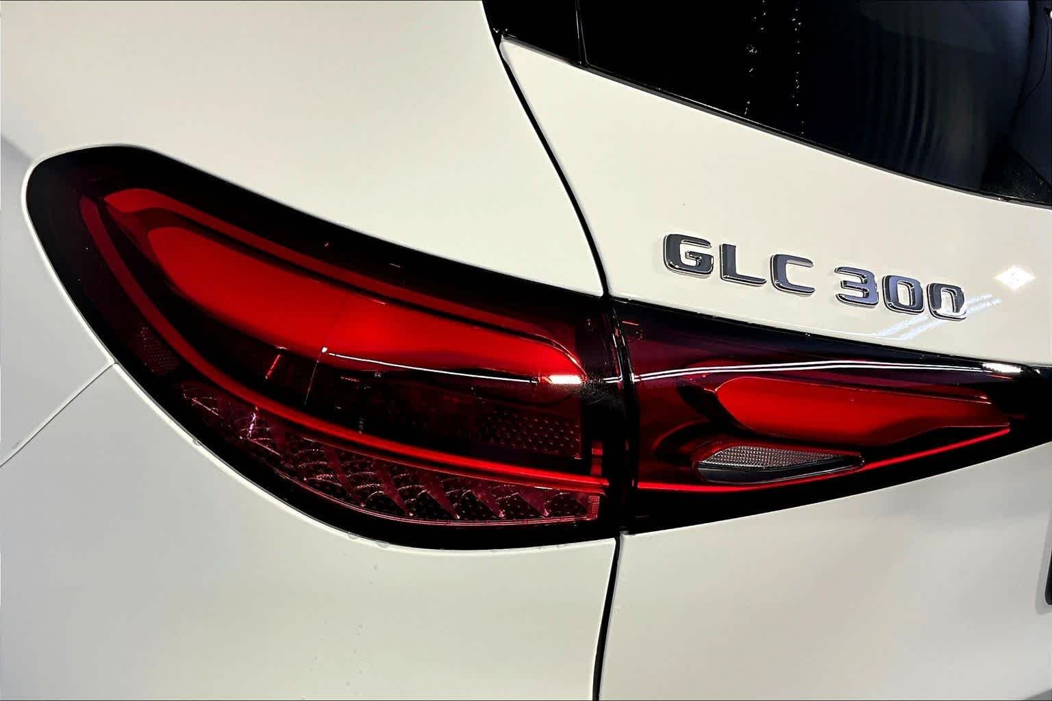 New 2026 Polar White Mercedes-Benz GLC 300 image 5