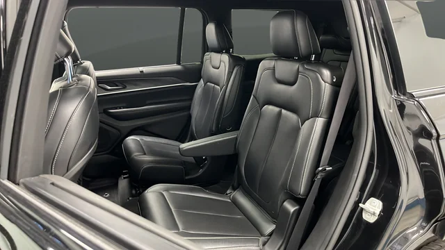 Certified Used 2024 Diamond Black Crystal Pearlcoat Jeep Limited image 23
