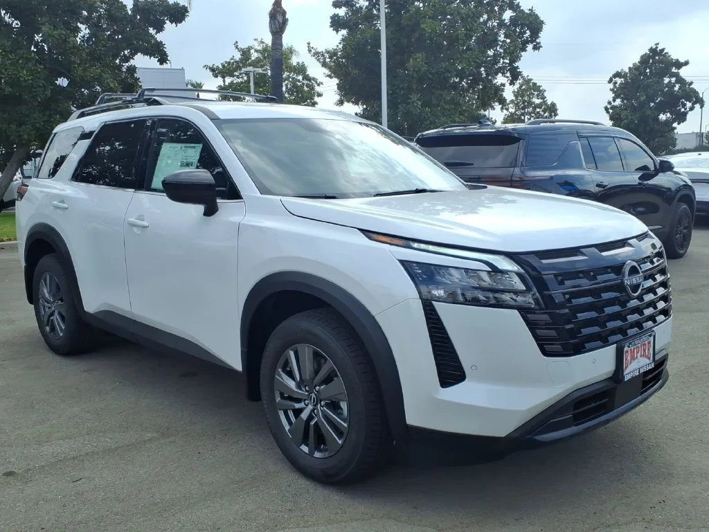 New 2026 Everest White Pearl TriCoat Nissan SV image 3