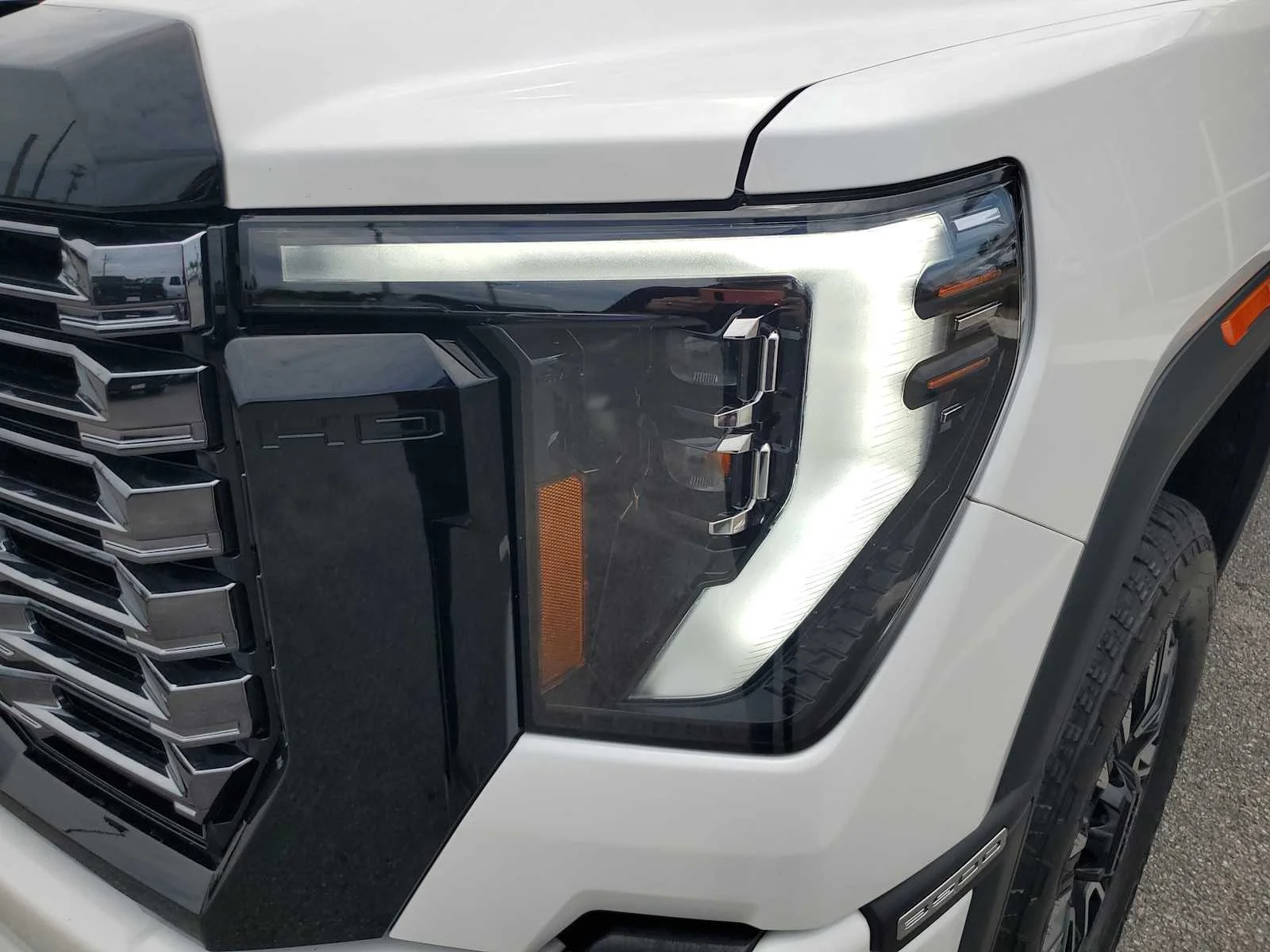 Used 2025 White Frost Tricoat GMC Denali Ultimate image 14