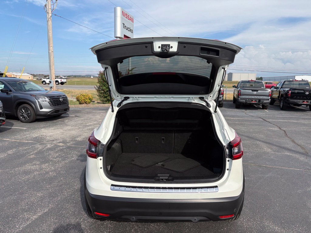 Used 2022 White Nissan SV image 15