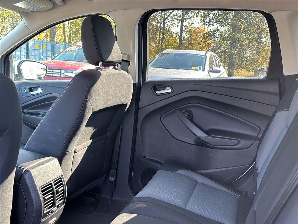 Used 2019 Oxford White Ford SE image 20