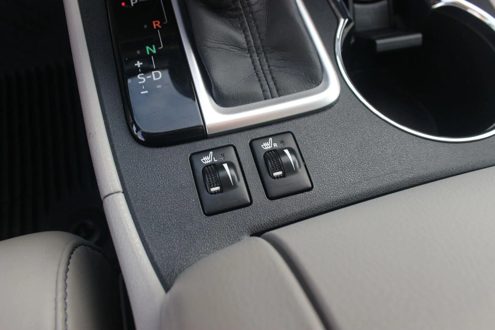 Used 2015 Silver Sky Metallic Toyota XLE image 22