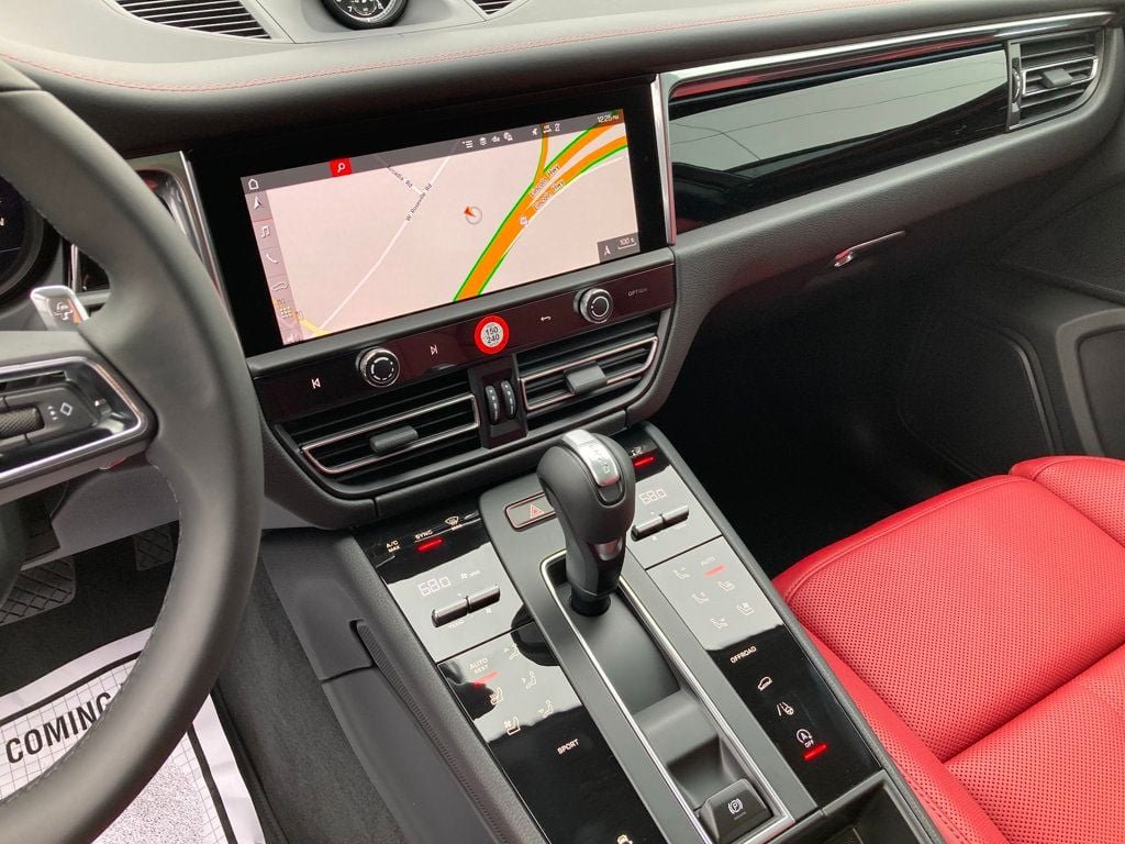 2025 Porsche Macan - Photo 13