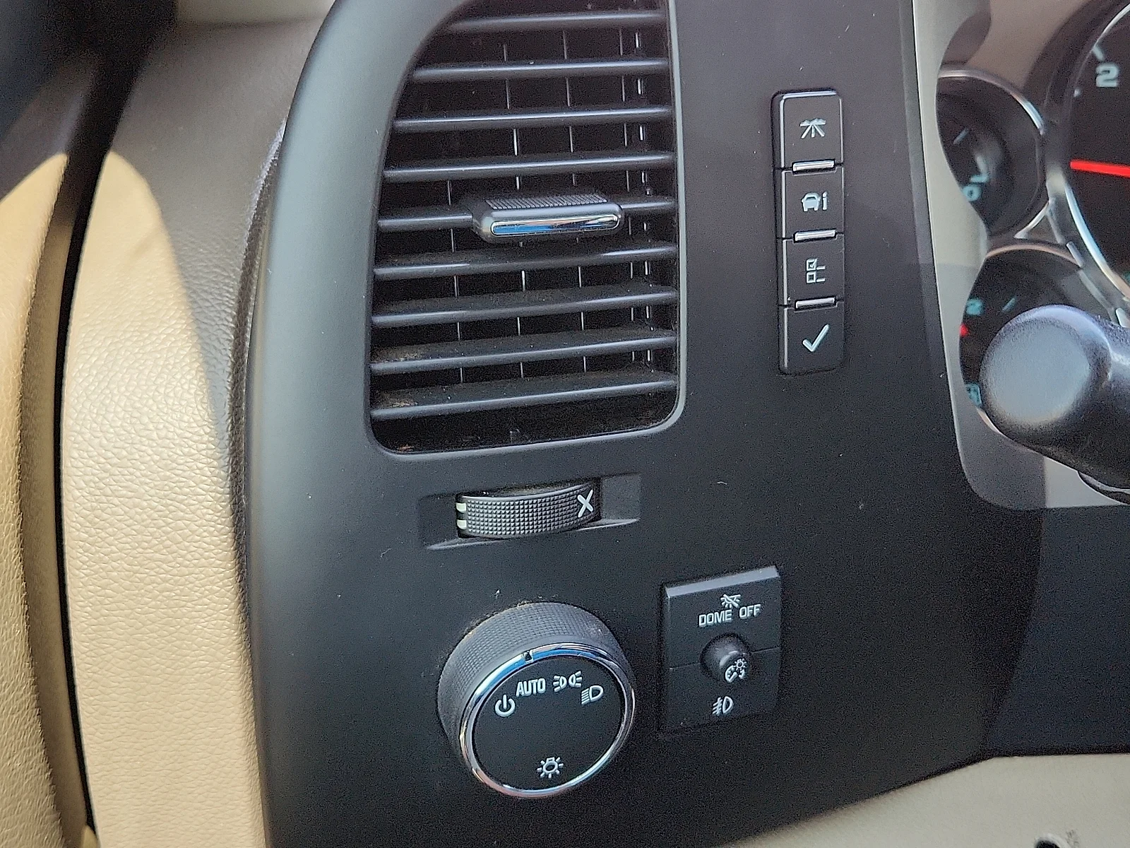 Used 2013 Red Chevrolet LT image 22