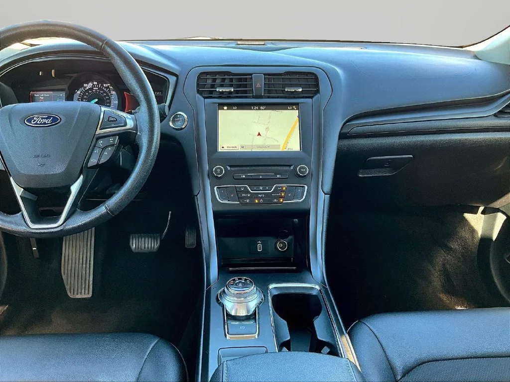 Used 2018 Oxford White Ford SE image 9