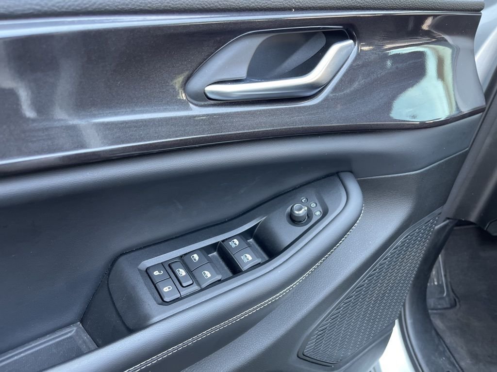 Used 2023 Silver Jeep Altitude X image 24