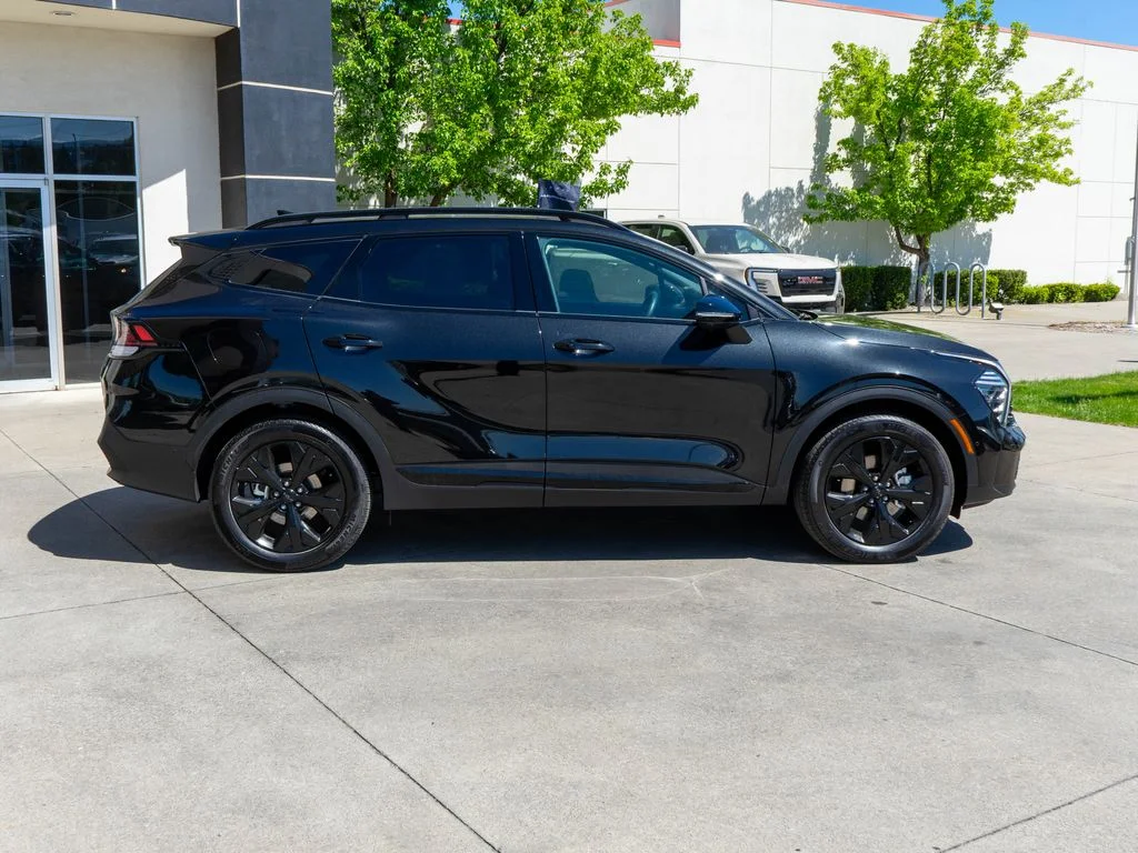 Used 2025 Black Kia X-Line Prestige image 8