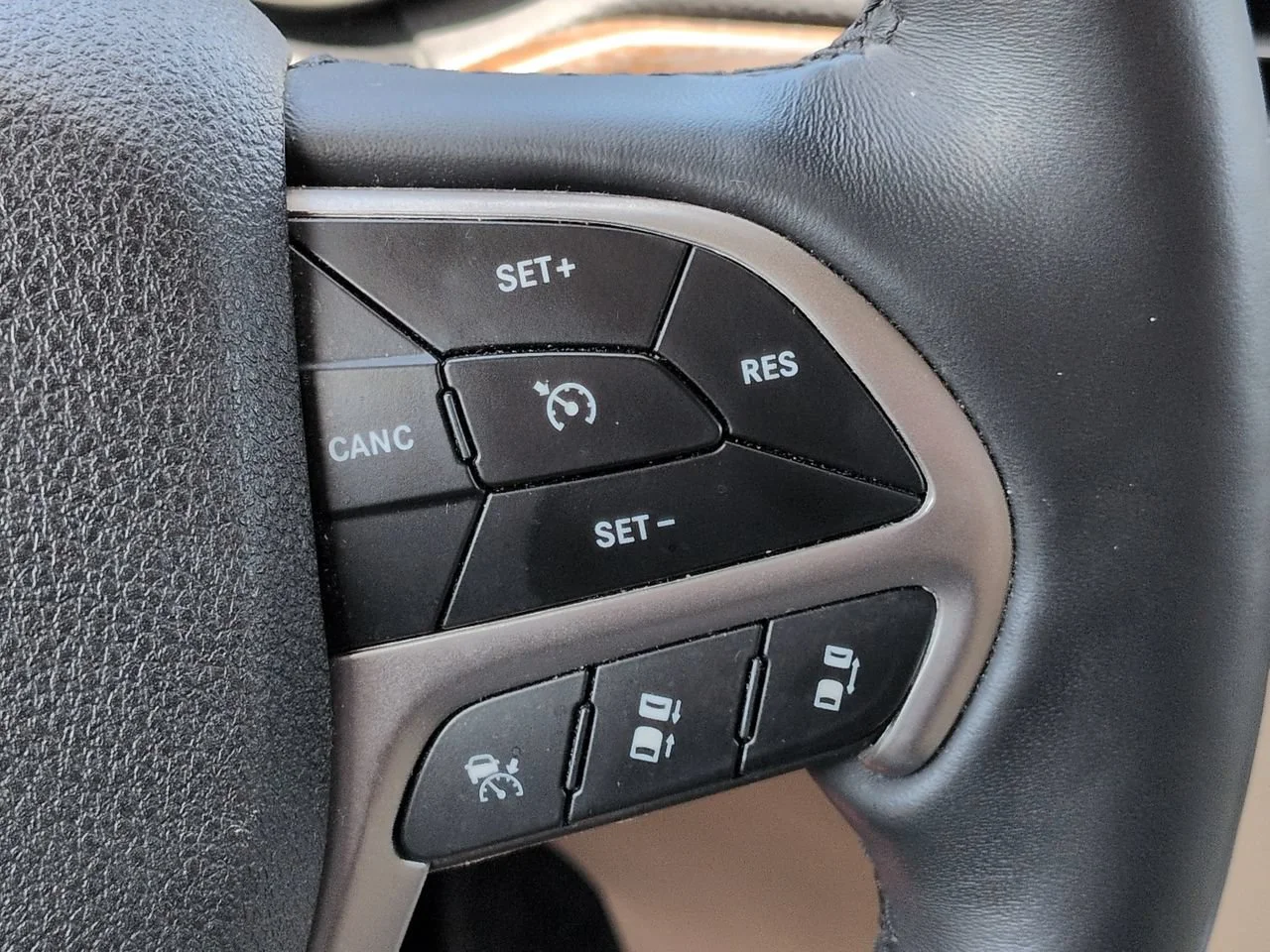 Used 2018 Granite Crystal Metallic Clearcoat Jeep Limited image 27