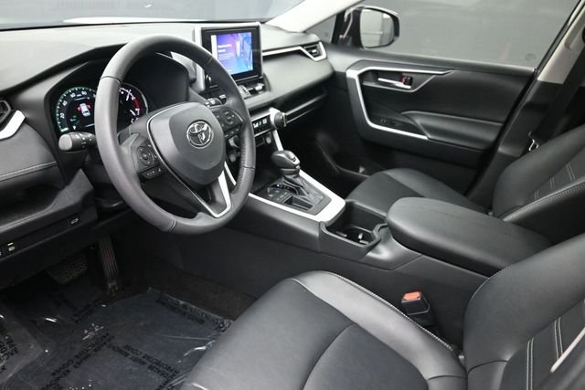Used 2024  Toyota XLE Premium image 19