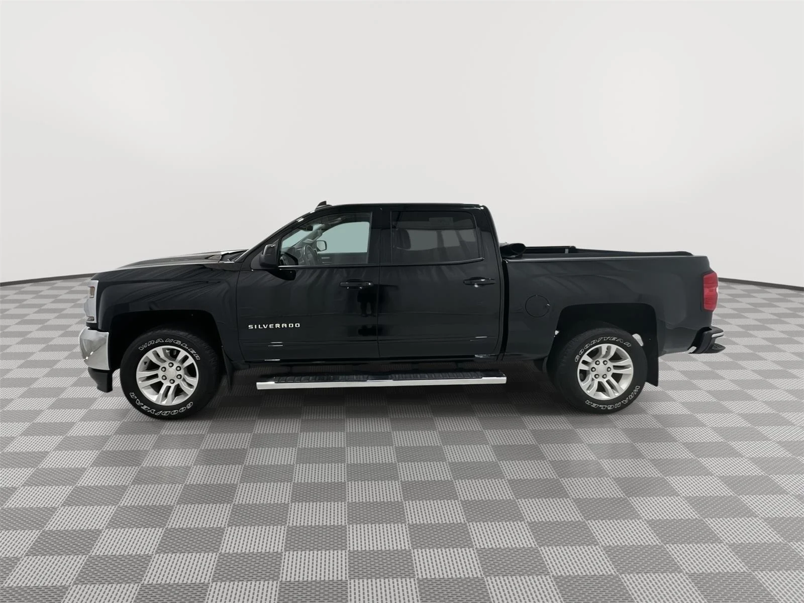 Used 2018 Chevrolet Silverado 1500 LT with VIN 3GCUKREC5JG435189 for sale in Alexandria, Minnesota