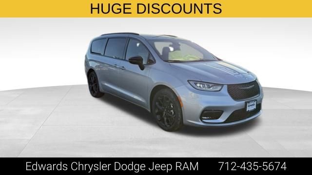 2026 Chrysler Pacifica Select's photo