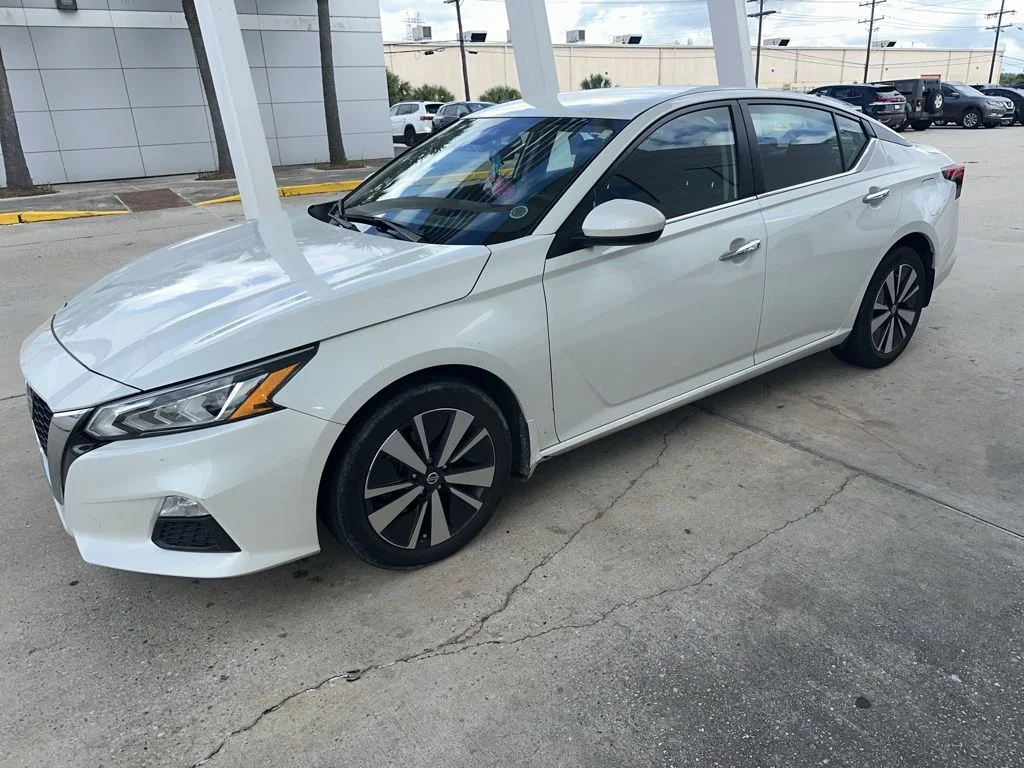 Used 2022 White Nissan 2.5 SV image 1