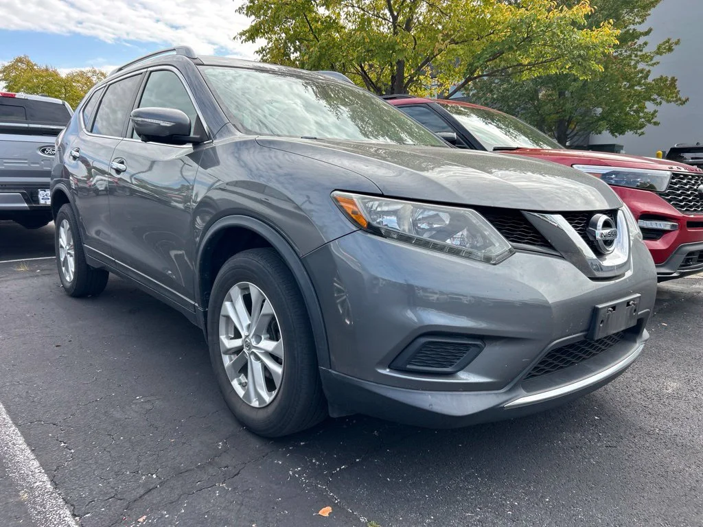Used 2015 Gray Nissan SV image 2