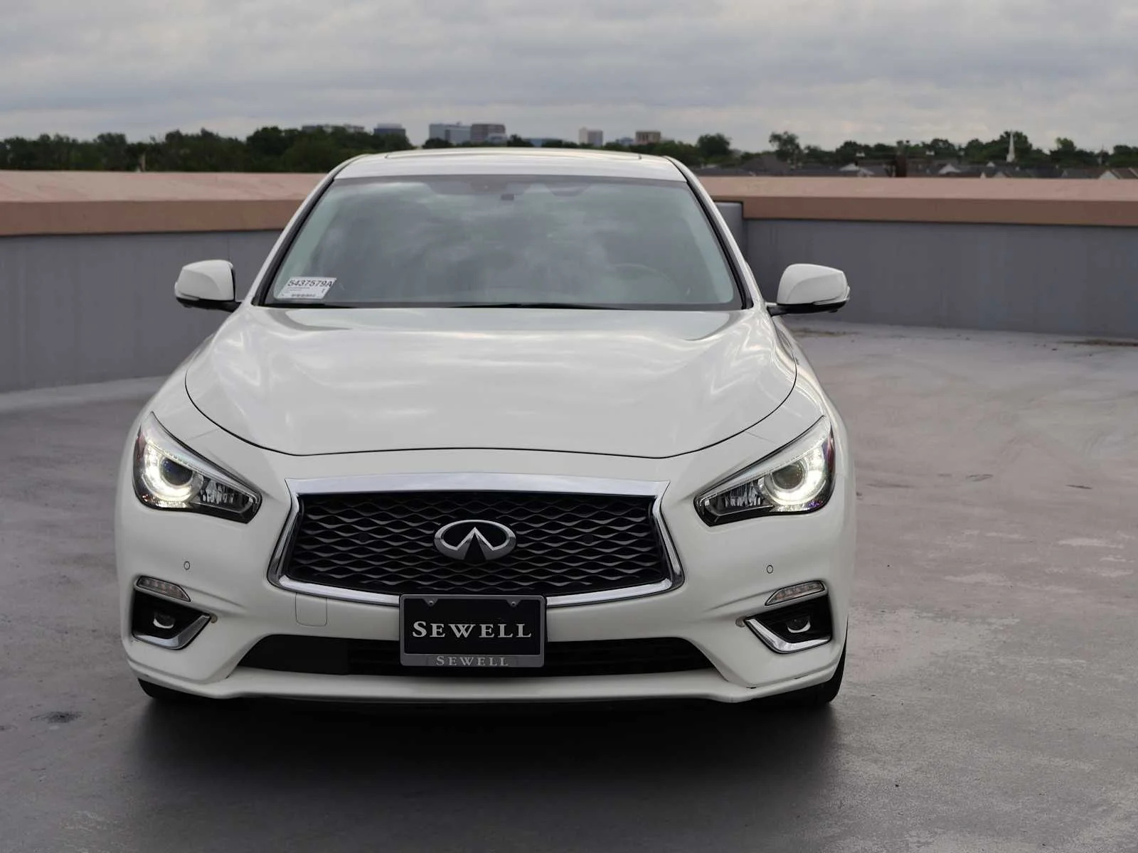 Certified Used 2022 Pure White INFINITI LUXE image 2