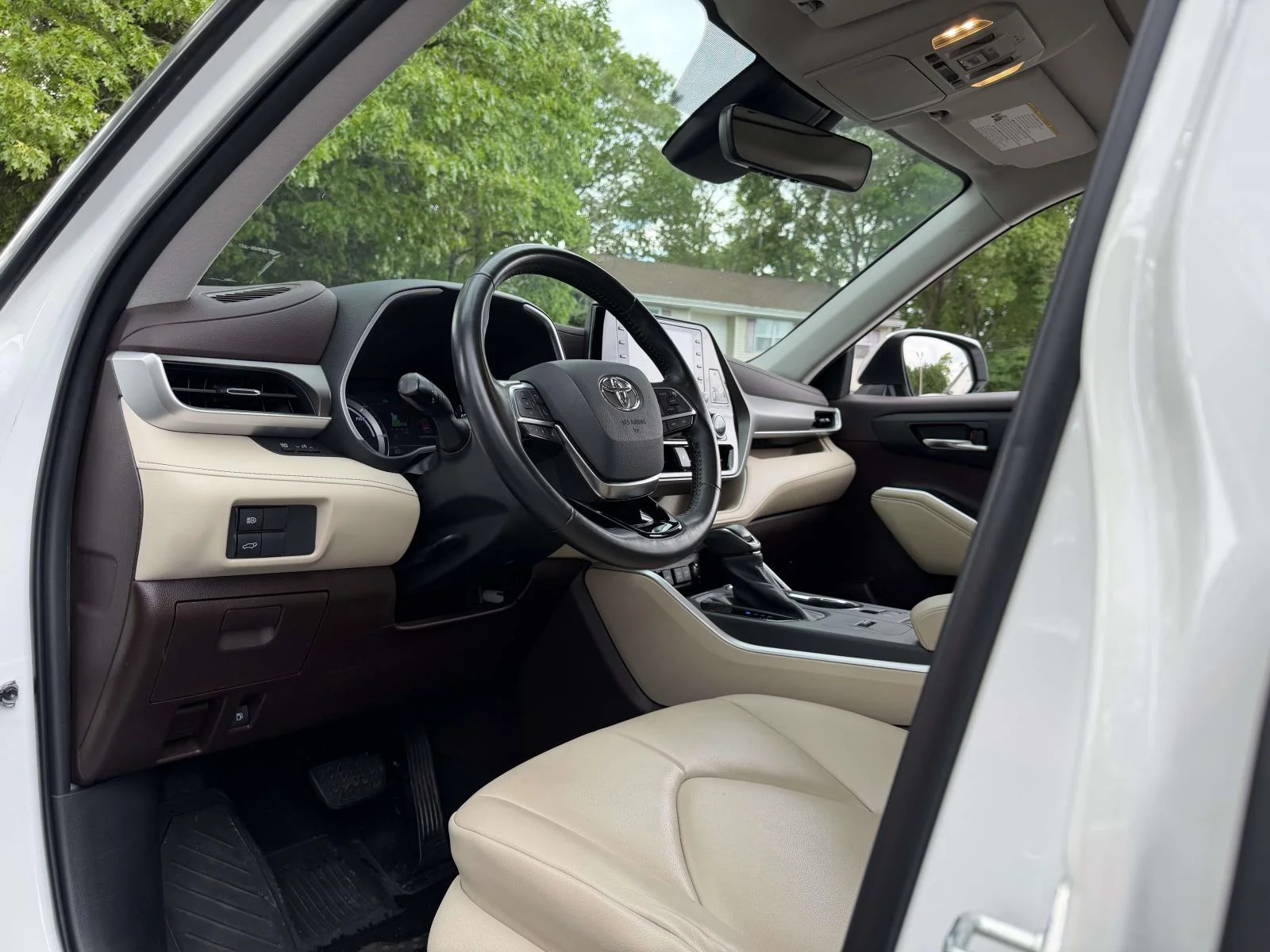 Used 2021 White Toyota XLE image 20
