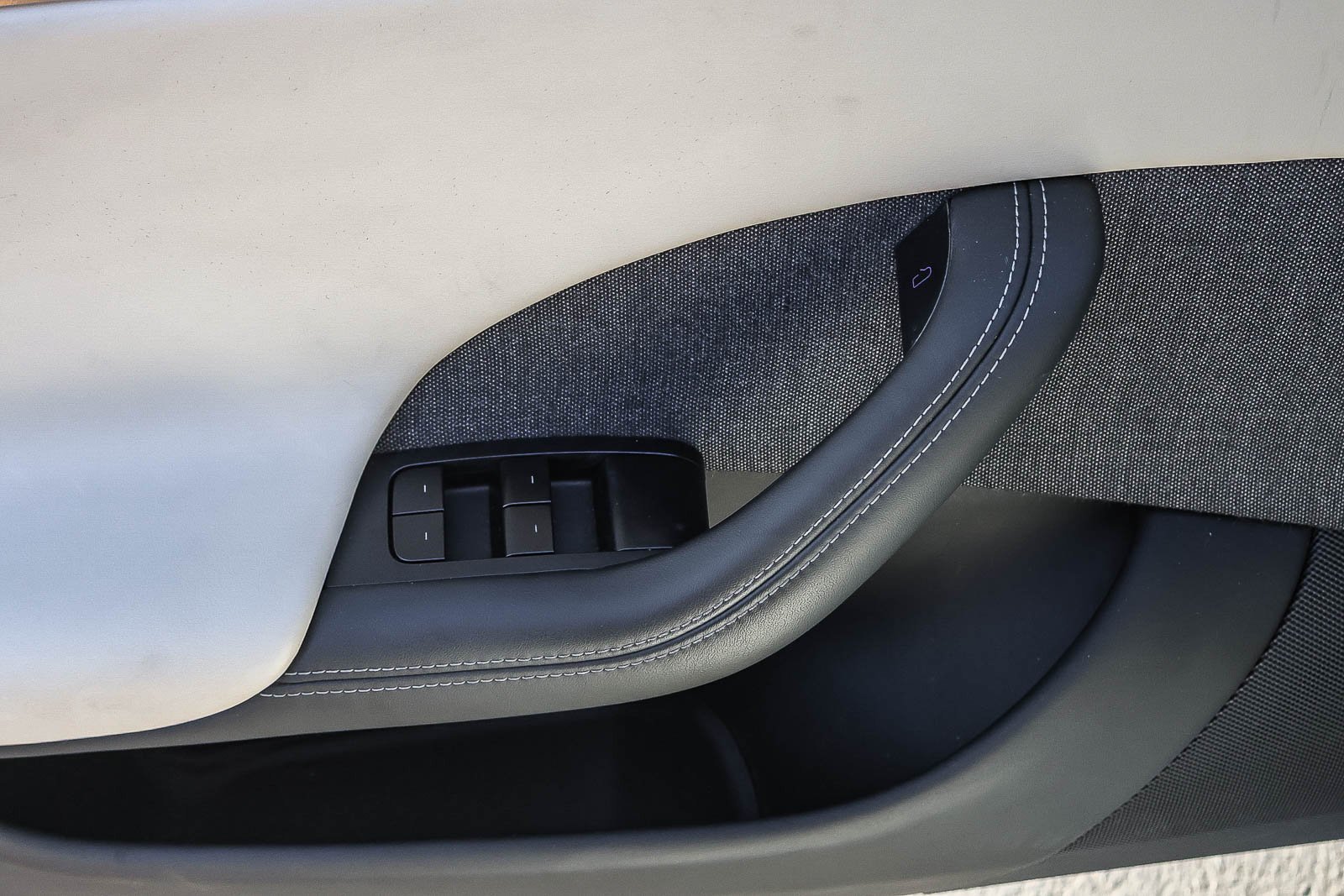 Used 2022 White Tesla Base image 23