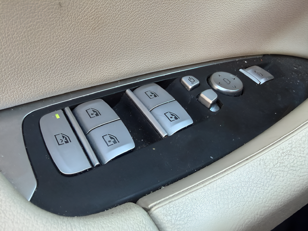 Used 2021 White BMW sDrive30i image 26