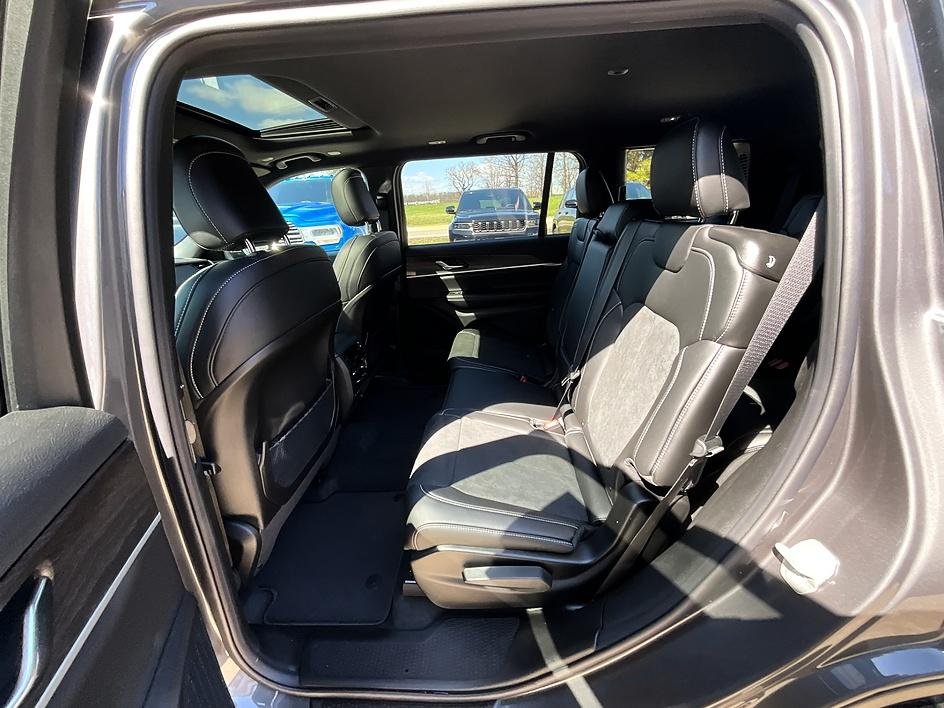 New 2026 Baltic Gray Metallic Clear-Coat Exterior Paint Jeep Altitude image 30