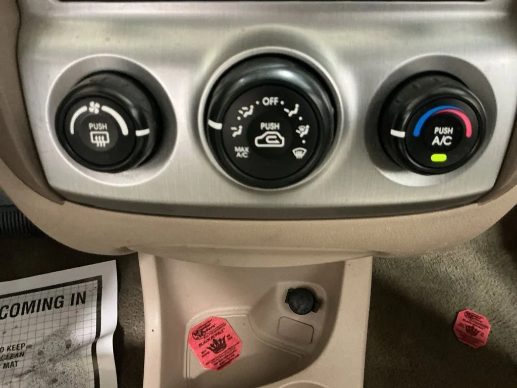Used 2005 White Kia EX image 16