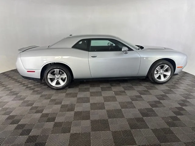 Used 2022 Silver Dodge SXT image 5