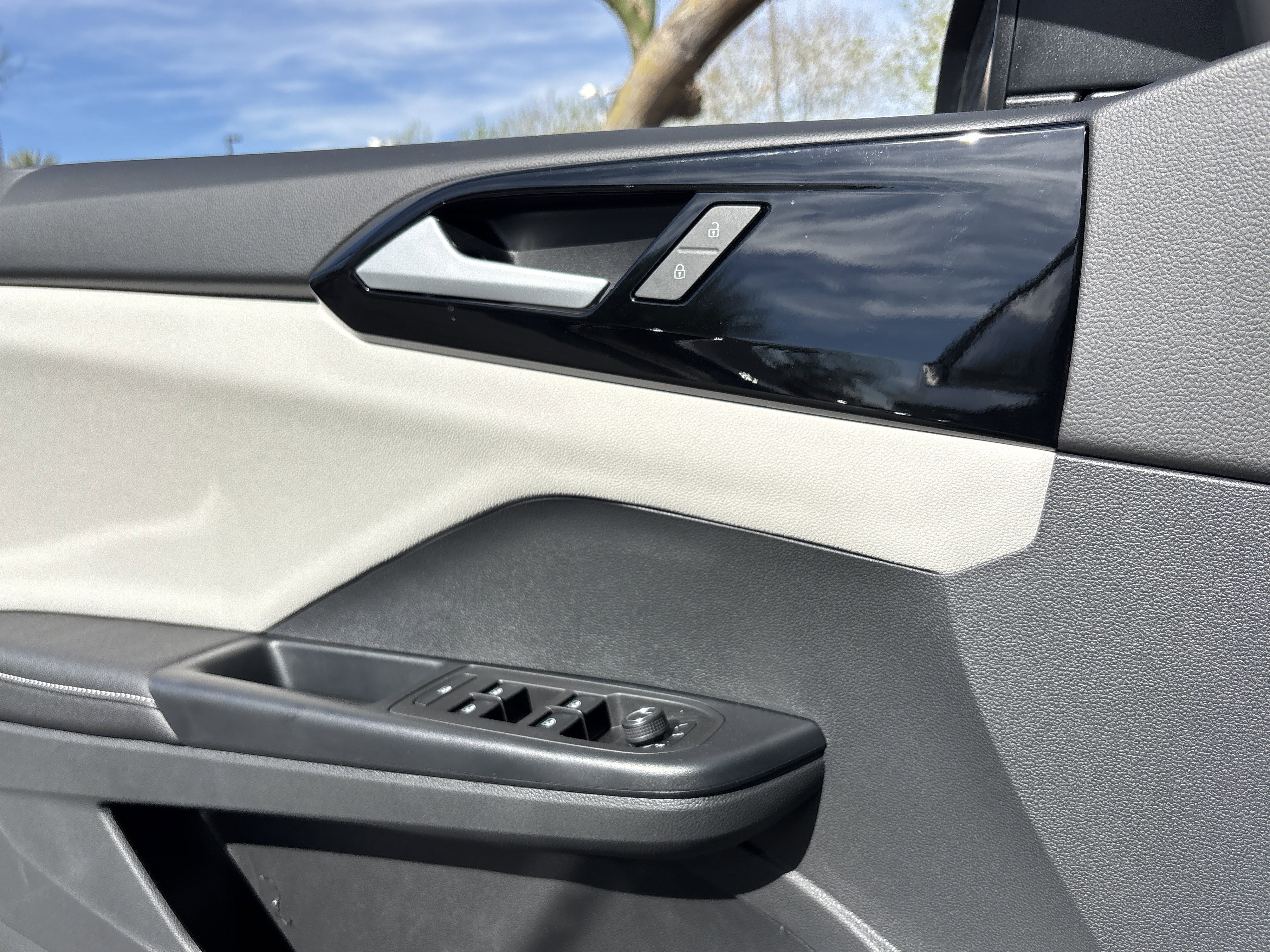 New 2026 Platinum Gray Metallic Volkswagen S image 17