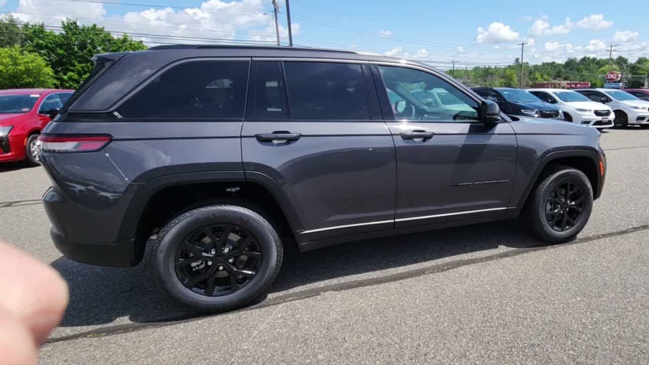 New 2026 Baltic Gray Metallic Clear-Coat Exterior Paint Jeep Laredo Altitude image 9