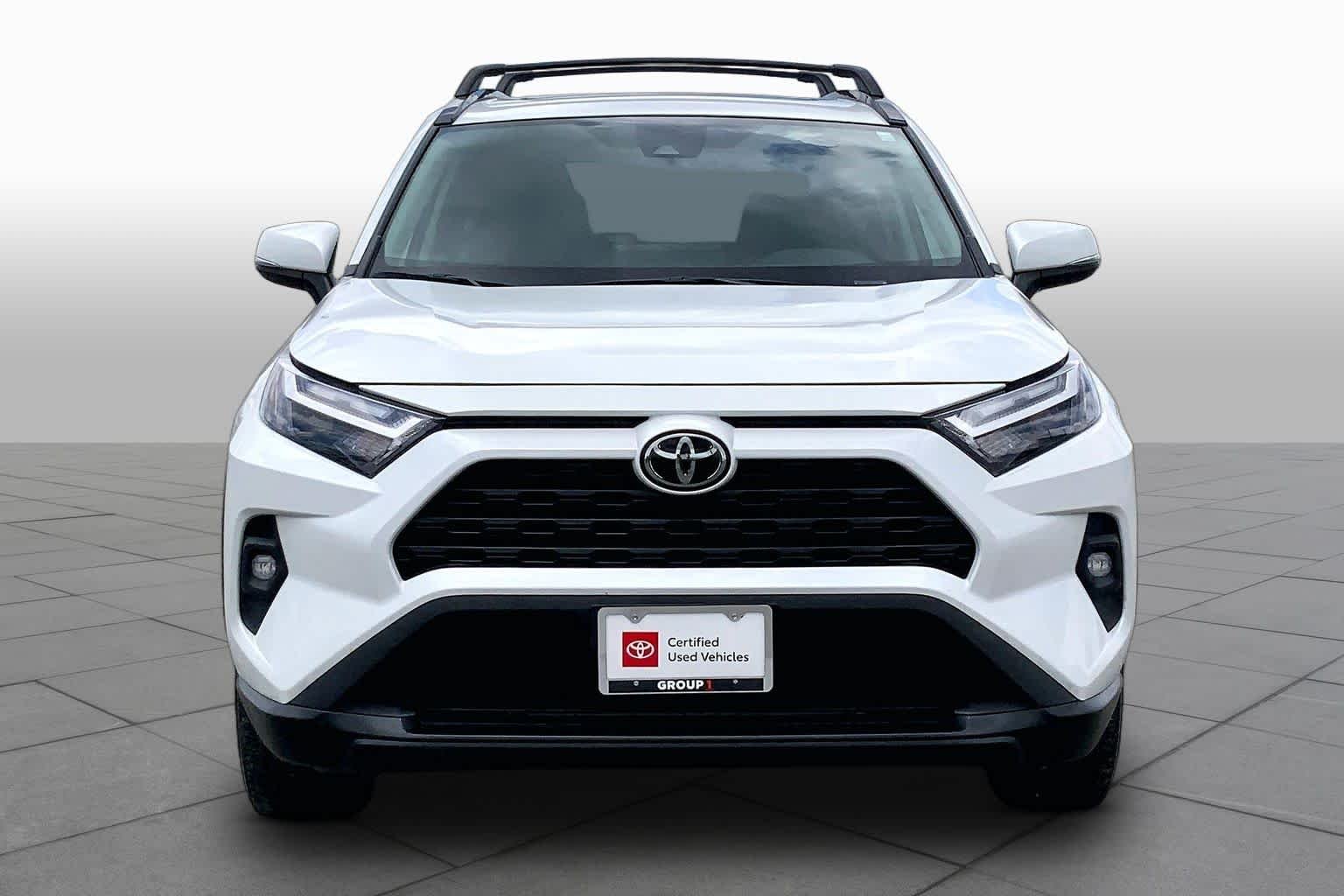 Used 2025 Wind Chill Pearl Toyota XLE Premium image 4