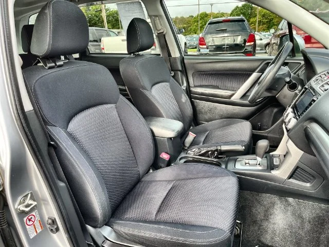 Used 2018 Silver Subaru 2.5i Premium image 27