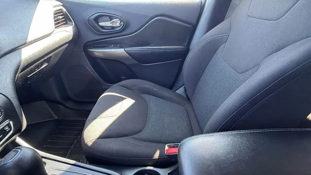 Used 2019 Green Jeep Latitude image 23
