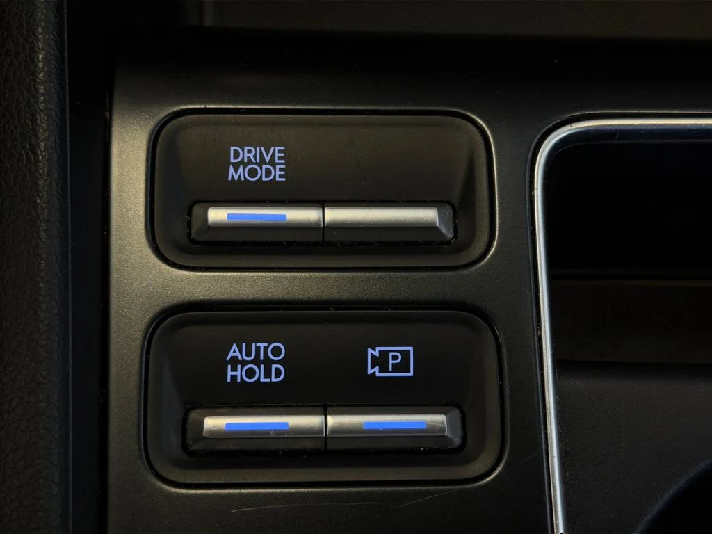 Used 2025 White Hyundai SEL image 25