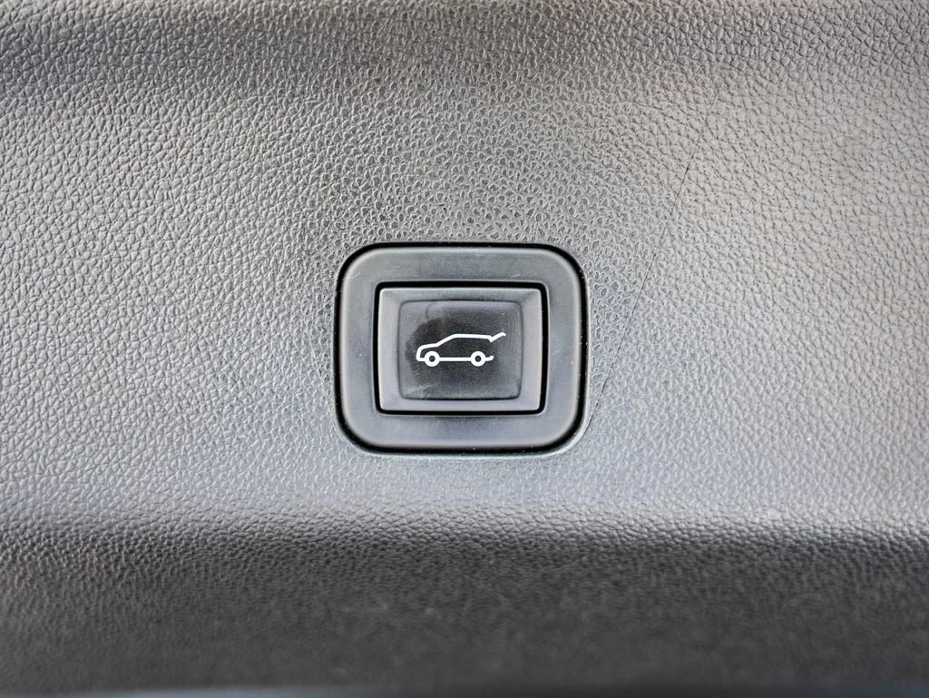Used 2023 Crystal White Tricoat Cadillac Sport image 23